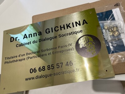 La plaque extérieure du cabinet est arrivée ! 🔥