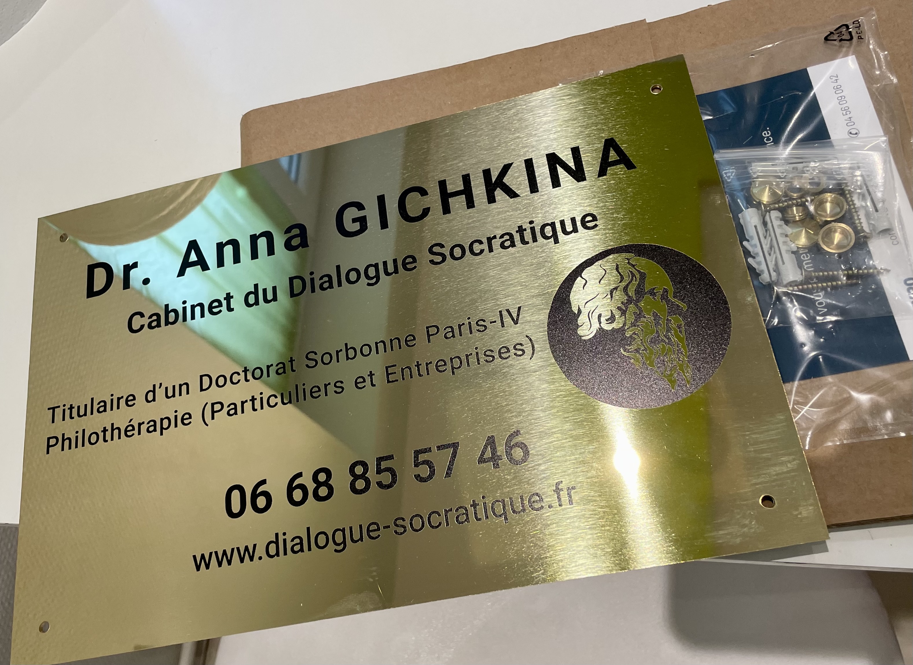 La plaque extérieure du cabinet est arrivée ! 🔥